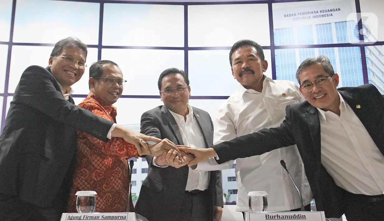 Ketua BPK Agung Firman Sampurna (tengah), Wakil Ketua Agus Joko Pramono (kedua kiri) dan dua anggota Daniel Lumban Tobing dan Hendra Susanto bersama Jaksa Agung Burhanuddin usai menyampaikan keterangan hasil pemeriksaan Asuransi Jiwasraya di Jakarta, Rabu (8/1/2020). (Liputan6.com/Herman Zakharia)