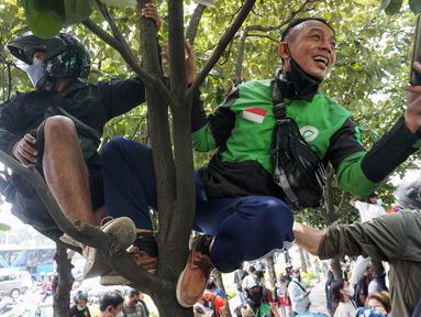 Parade 20 pembalap dari 4 kelas yang mempromosikan ajang MotoGP Mandalika 2022 mendapat antusiasme tinggi dari para warga di sekitaran Istana Merdeka menuju Hotel Kempinski dekat Bundaran Hotel Indonesia, Rabu (16/3/2022). Berikut gambaran antusiasme mereka. (Bola.com/Bagaskara Lazuardi)