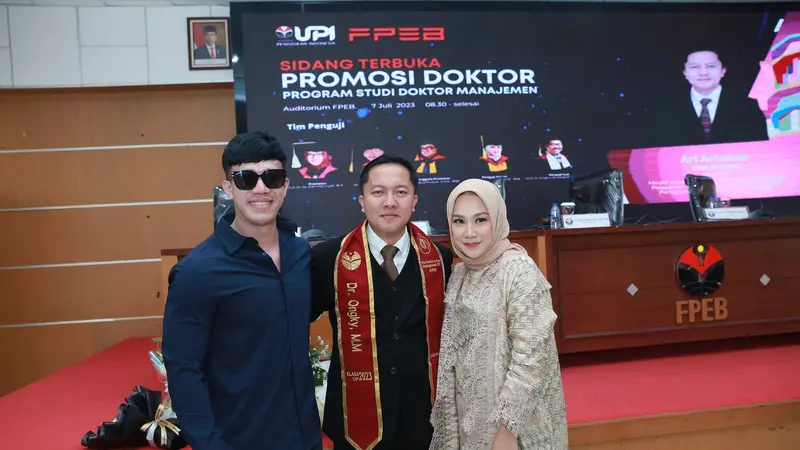 Ruri Repvblik bersama Ari Arisman alam momen sidang promosi Doktor Ari di UPI Bandung.