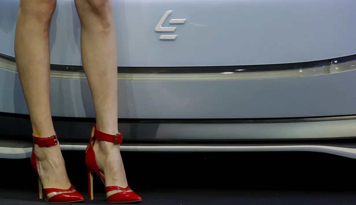 Pengunjung berdiri di depan Mobil listrik tanpa awak LeSEE buatan LeEco saat diperkenalkan di di Beijing, China (20/4). Mobil listrik tanpa awak LeSEE dikendalikan dengan perintah suara melalui smartphone. (REUTERS/Damir Sagolj)