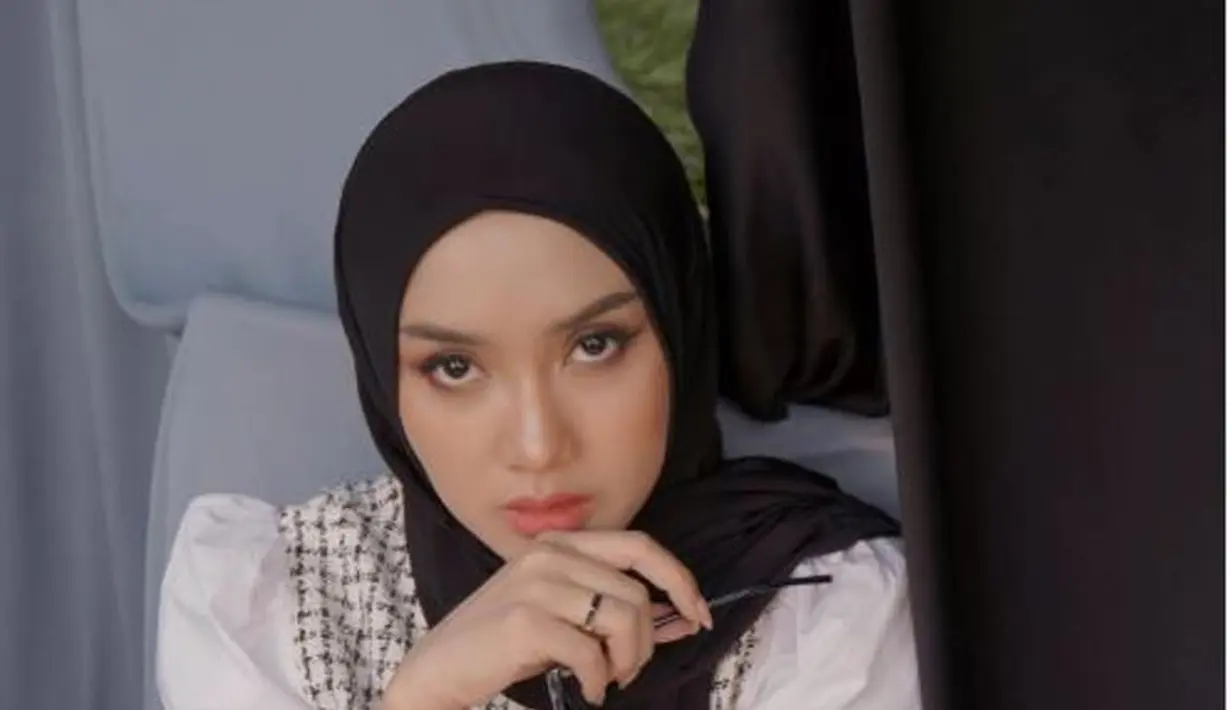 <p>Cita Citata Padu Padan Busana dengan Jilbab Hitam. foto: Instagram @cita_citata</p>