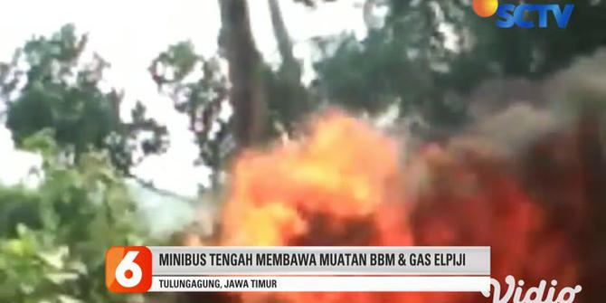 VIDEO: Minibus Angkut BBM Hangus Terbakar di Tulungagung, Sopir Berhasil Selamat