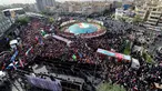 Ribuan orang memadati Lapangan Enqelab saat truk-truk yang membawa peti jenazah komandan militer dan ilmuwan Iran yang tewas selama serangan Israel melintas selama prosesi pemakaman di ibu kota Teheran pada 28 Juni 2025. (ATTA KENARE/AFP)