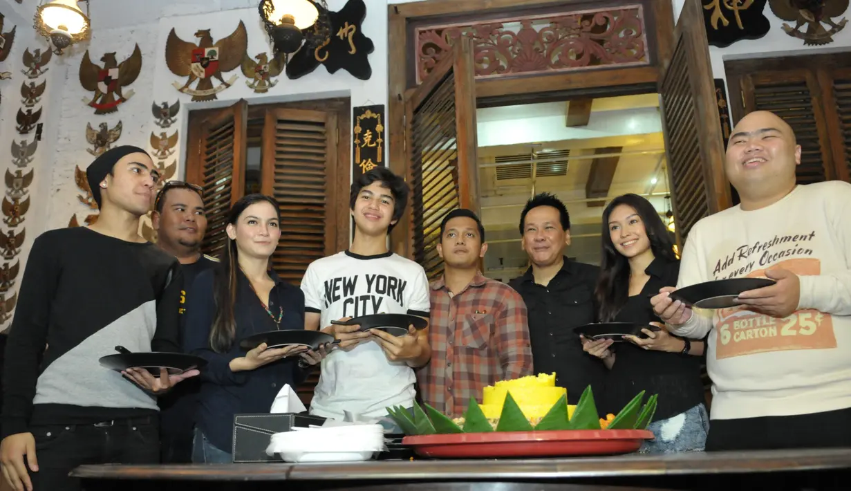 Sejumlah pemain film 'Kampung Zombie' hadir dalam acara syukuran film yang telah selesai mereka rampungkan, Pondok Indah, Jakarta Selatan, Senin (7/12/2014). (Liputan6.com/Panji Diksana) 