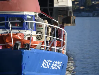 Para migran keluar dari kapal kemanusiaan Jerman Rise Above saat mereka berlabuh di kota pelabuhan Italia selatan Reggio Calabria, Selasa (8/11/2022). Kelompok kemanusiaan Jerman Mission Lifeline mengatakan kapalnya berlabuh di Italia selatan Selasa pagi dan menurunkan 89 orang yang telah diselamatkannya di Mediterania tengah. (AP Photo/Valeria Ferraro)