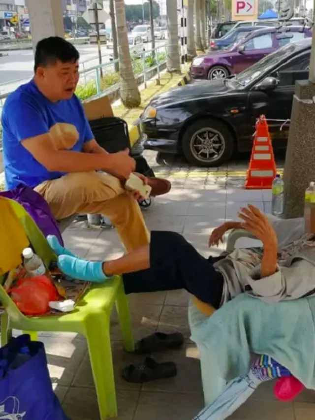 Diusir Dari Rumah Anaknya, Wanita Tua Ini Hidup di Halte Bus