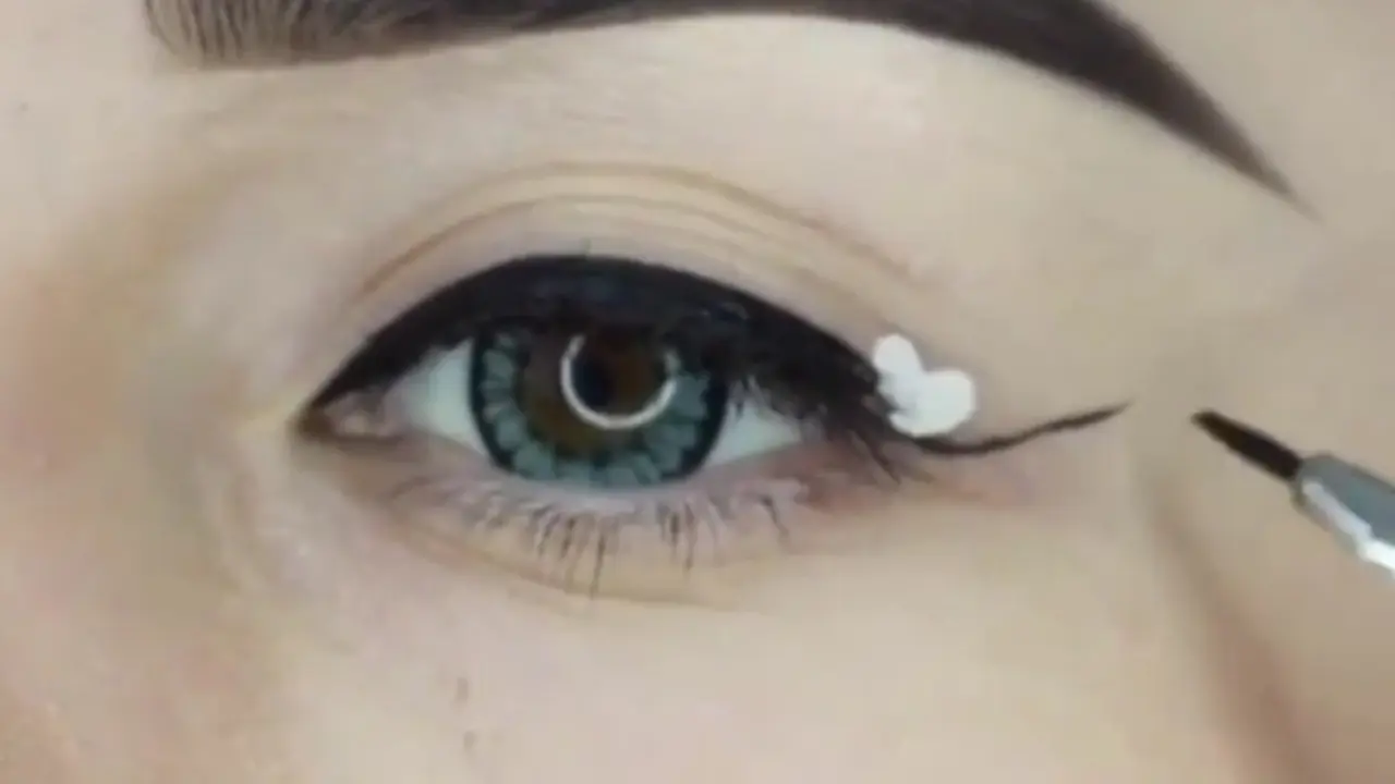 Ini Bentuk Eyeliner yang Pas Buat Kamu yang Sedang Jatuh Cinta