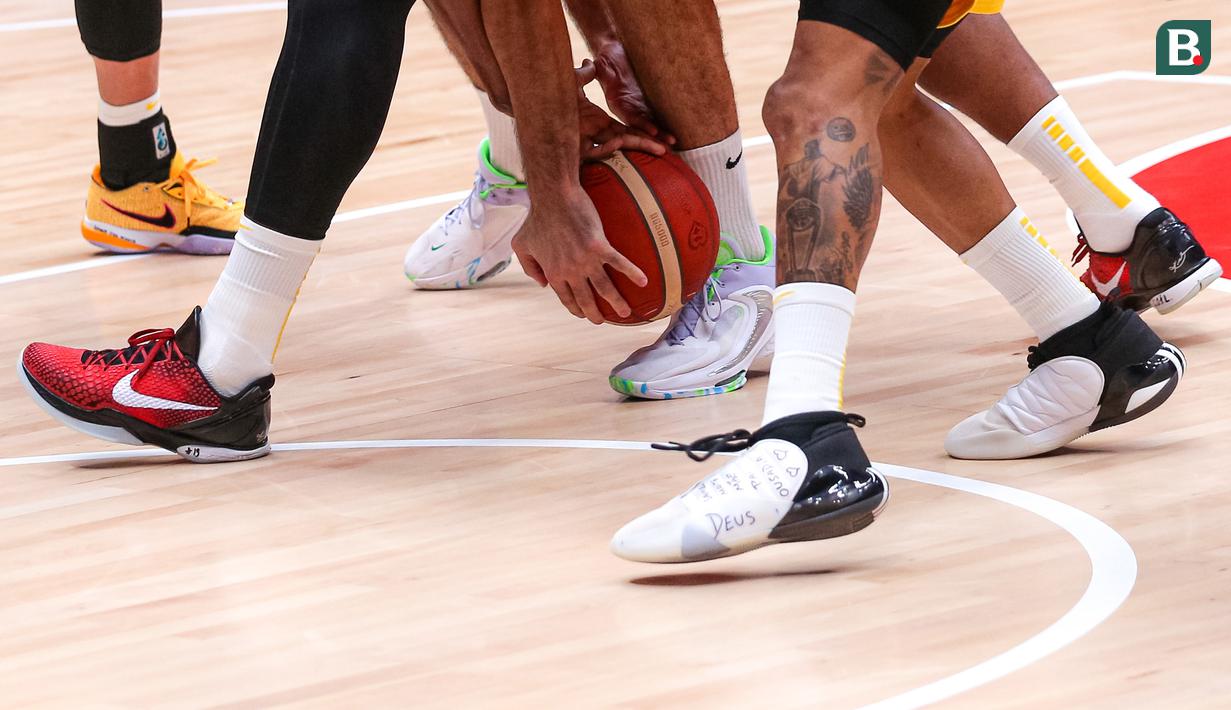 Sejumlah pebasket Spanyol dan pebasket Brasil berebut bola pada laga kedua Grup G Piala Dunia FIBA 2023 di Indonesia Arena, Senayan, Jakarta, Senin (28/08/2023). Spanyol menang atas Brasil dengan skor 96-78. (Bola.com/Bagaskara Lazuardi)