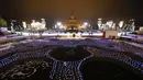 Suasana pembukaan arena seluncur es di VDNKh (Pameran Prestasi Ekonomi Nasional), Moskow, Rusia, Jumat (27/11/2020). Area tersebut terbuat dari lapisan es buatan lebih dari 20.000 meter persegi. (AP Photo/Alexander Zemlianichenko)
