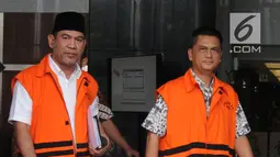 Dua tersangka, Abdul Latif dan Hasmun Hamzah berjalan meninggalkan gedung KPK usai menjalani pemeriksaan, Jakarta (23/3). Abdul Latif diperiksa terkait kasus suap pembangunan Rumah Sakit Umum Daerah Damanhuri. (Merdeka.com/Dwi Narwoko)