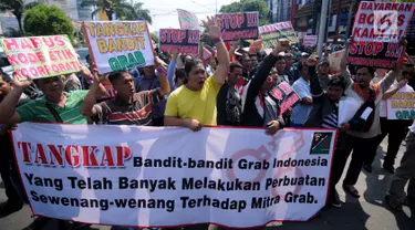 Ratusan sopir GrabCar melakukan aksi demo di depan Gedung Maspion Plaza, Jakarta Utara, Selasa (4/7). Para pengemudi berunjuk rasa karena akun mereka yang tiba-tiba diputus kemitraannya oleh pihak Grab pada Selasa (27/6). (Liputan6.com/Gempur M Surya)