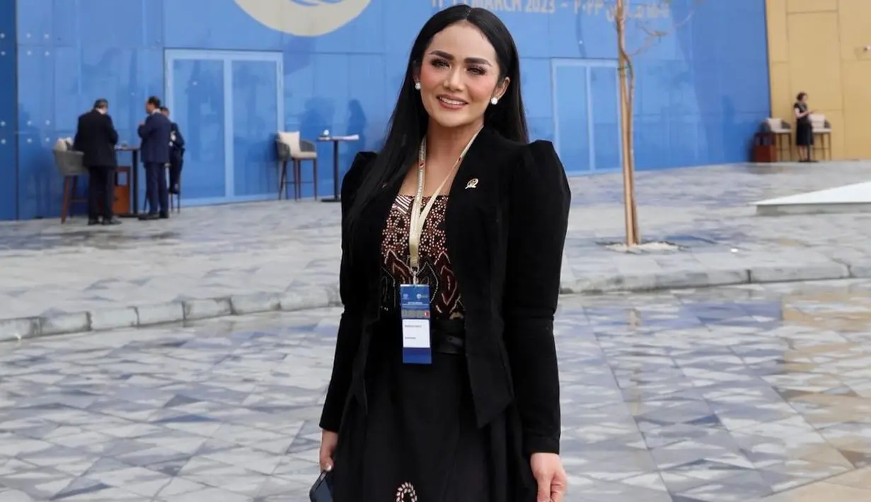 Perempuan yang karib disapa Mimi KD ini memadukan dress batik gunungan dipadu blazer hitam. [Foto: IG/krisdayantilemos].