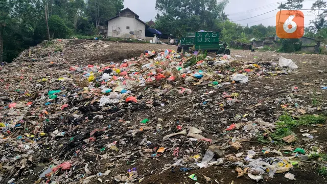 Sampah Dari Kawasan Suci Besakih Dibuang ke Jurang