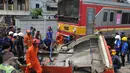 Tabrakan terjadi antara Metromini trayek Kota menuju Kalideres dengan kereta Commuter Line rute di perlintasan Angke, Tambora, Jakarta, Minggu (6/12/2015).13 orang penumpang bus dilaporkan tewas dan 7 orang selamat.(Liputan6.com/Gempur M Surya) 