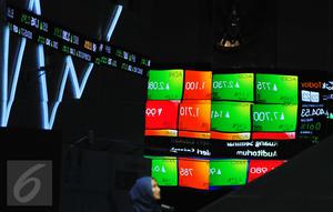 Pengunjung tengah melintasi layar pergerakan saham di BEI, Jakarta, Senin (13/2). Pembukaan perdagangan bursa hari ini, Indeks Harga Saham Gabungan (IHSG) tercatat menguat 0,57% atau 30,45 poin ke level 5.402,44. (Liputan6.com/Angga Yuniar)
