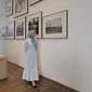 Dara Arafah dalam unggahan Instagramnya berpose dengan rangkaian bingkai foto hitam putih mengenakan gamis midi warna putih bermotif floral yang feminin. (dok. Instagram @daraarafah/https://www.instagram.com/p/C4z0glpPhRP/?utm_source=ig_web_copy_link/Rusmia Nely)