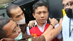 Tersangka kasus Pembunuhan berencana Nofriansyah Yosua Hutabarat atau Brigadir J , Ferdy Sambo saat keluar dari gedung Jaksa Agung Muda Tindak Pidana Umum, Jakarta, Rabu (5/10/2022). Polri menyerahkan para tersangka dan barang bukti kasus pembunuhan berencana Brigadir J ke Kejaksaan Agung (Kejagung). (Liputan6.com/Herman Zakharia)