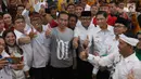 Calon Presiden Nomor Urut 01 Joko Widodo (tengah) mengangkat jempol bersama tim kampanye daerah dan peserta saat menghadiri silaturahmi dengan calon legislatif partai koalisi di Bandung, Jawa Barat, Sabtu (10/11). (Liputan6.com/Angga Yuniar)