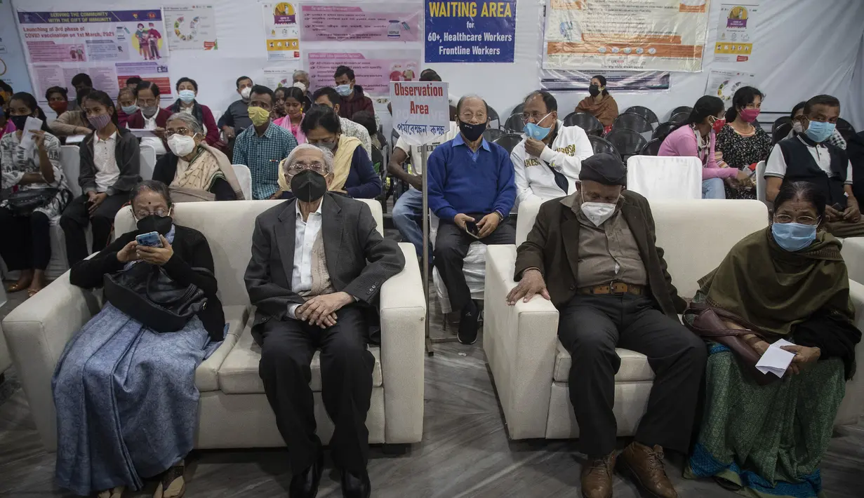 Lansia India menunggu untuk menerima vaksinasi dosis ketiga untuk COVID-19 di sebuah rumah sakit pemerintah di Gauhati, India (10/1/2022). India pada Senin (10/1) mulai memberikan dosis penguat (booster) vaksin COVID-19 bagi pekerja di lini depan dan lansia yang rentan.  (AP Photo/Anupam Nath)