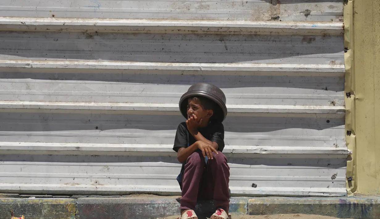 Meski Israel telah melonggarkan blokade bantuan pada 19 Mei 2025 atau setelah lebih dari dua bulan penutupan total, PBB menyatakan bahwa volume bantuan yang berhasil masuk masih jauh dari cukup. (AP Photo/Abdel Kareem Hana