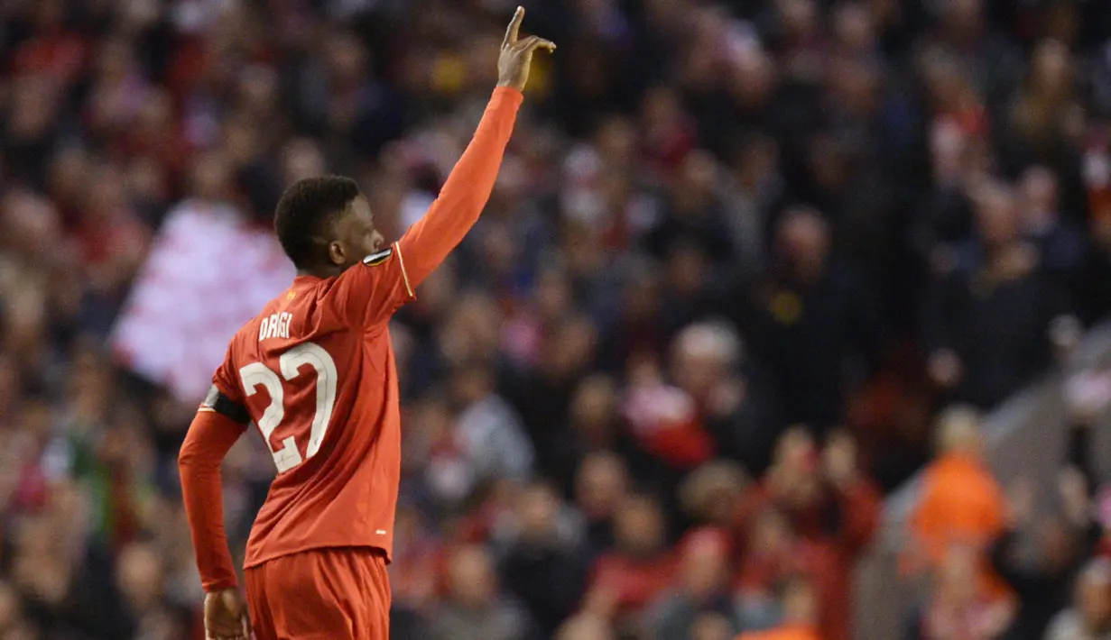 Penyerang Liverpool, Divock Origi melakukan selebrasi usai mencetak gol kegawang Borussia Dortmund di leg kedua Liga Europa di stadion Anfield, Inggris, (15/4). Liverpool menang dramatis atas Dortmund dengan skor 4-3. (AFP PHOTO/Oli Scarff)