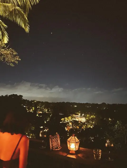 Di momen spesial ini, rupanya Nana dan Andrew meluangkan waktunya berdua saja untuk menikmati anniversary yang romantis dan penuh cinta. [Foto:IG/andrew.white._/nanamirdad_].