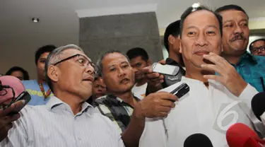 Wakil Ketua Umum Partai Golkar kubu Agung Laksono, Agus Gumiwang Kartasasmita (kanan) bersama Ketua DPP bidang Hukum Lauren Siburian (kiri) mendatangi Bareskrim Mabes Polri, Jakarta, Jumat (27/3/2015). (Liputan6.com/Helmi Afandi)