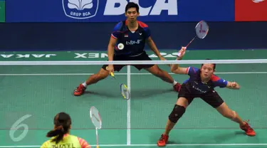 Ganda campuran Indonesia, Alfian Eko Prasetya/Annisa Saufika mengembalikan bola ke arah pemain Tiongkok, Zhang Nan/Zhao Yunlei di perempat final BCA Indonesia Open 2016, Jakarta, (3/6). (Liputan6.com/Helmi Fithriansyah)