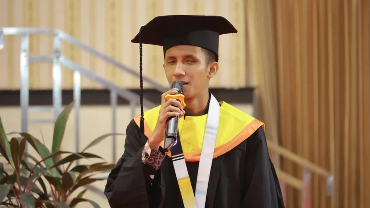 Sosok Penyandang Tunanetra ini Punya Prestasi Luar Biasa Lulus S2 Dinanti Unair buat Jadi Dosen