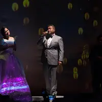Raisa dan Mike Mohede dalam konser Pemeran Utama (Foto: Desmond Manullang/Bintang.com)