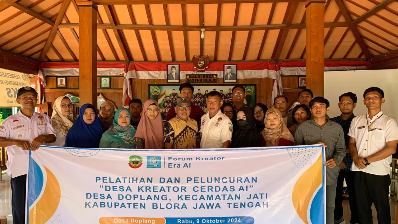 Pendiri Forum Kreator Era AI, Denny JA, meluncurkan secara daring Desa Kreator Cerdas AI di Balai Desa Doplang, Kecamatan Jati, Kabupaten Blora, Rabu 9 Oktober 2024 (Istimewa)