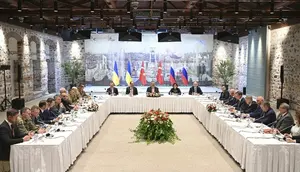 Delegasi Rusia dan Ukraina menghadiri pembicaraan langsung di Istana Dolmabache, di Istanbul, Turki, Jumat (16/5/2025). (Dok. Ramil Sitdikov, Foto Sputnik Pool via AP)
