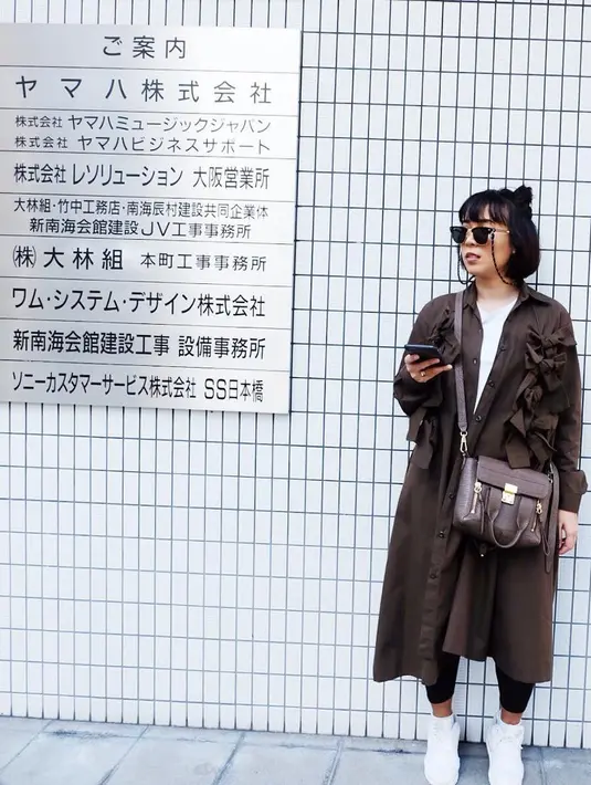 Nah, ini dia gaya Fitrop yang gaul dan kekinian banget. Terlebih dengan kacamata hitamnya yang dipasangkan rantai dan half bun hairnya itu. Kekinian banget kan? (Instagram/fitrop)