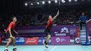 Pasangan Indonesia, Fajar Alfian/M Rian Ardianto, saat melawan wakil India, Manu Attri/Sumeeth Reddy Buss pada bulutangkis beregu Asian Games di Istora, Jakarta, Senin (20/8/2018). Fajar/Rian menang 21-14 dan 21-18. (Liputan6.com/Helmi Fithriansyah)
