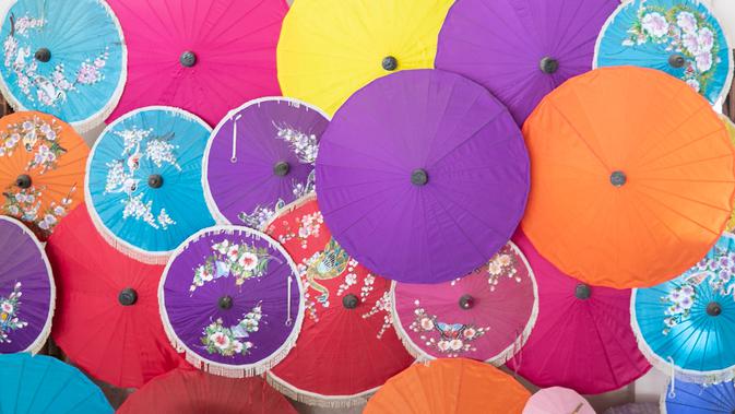 Foto pada 1 November 2020 menunjukkan payung-payung kertas di Sentra Pembuatan Payung di Desa Bor Sang, Chiang Mai, Thailand. Desa Bor Sang, sekitar sembilan kilometer di sebelah timur Kota Tua Chiang Mai, terkenal sebagai daerah pembuat payung kertas. (Xinhua/Zhang Keren)