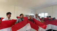 Eks Napiter di Surabaya membagikan sejumlah bendera merah putih. (Dian Kurniawan/Liputan6.com)