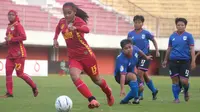 Pergerakan pemain PS Tira Putri, Safira Ika Putri (merah) melepaskan kawalan pemain PSIS Semarang putri dalam laga di Stadion Maguwoharjo, Sleman, Rabu (8/10/2019). (Bola.com/Vincentius Atmaja)