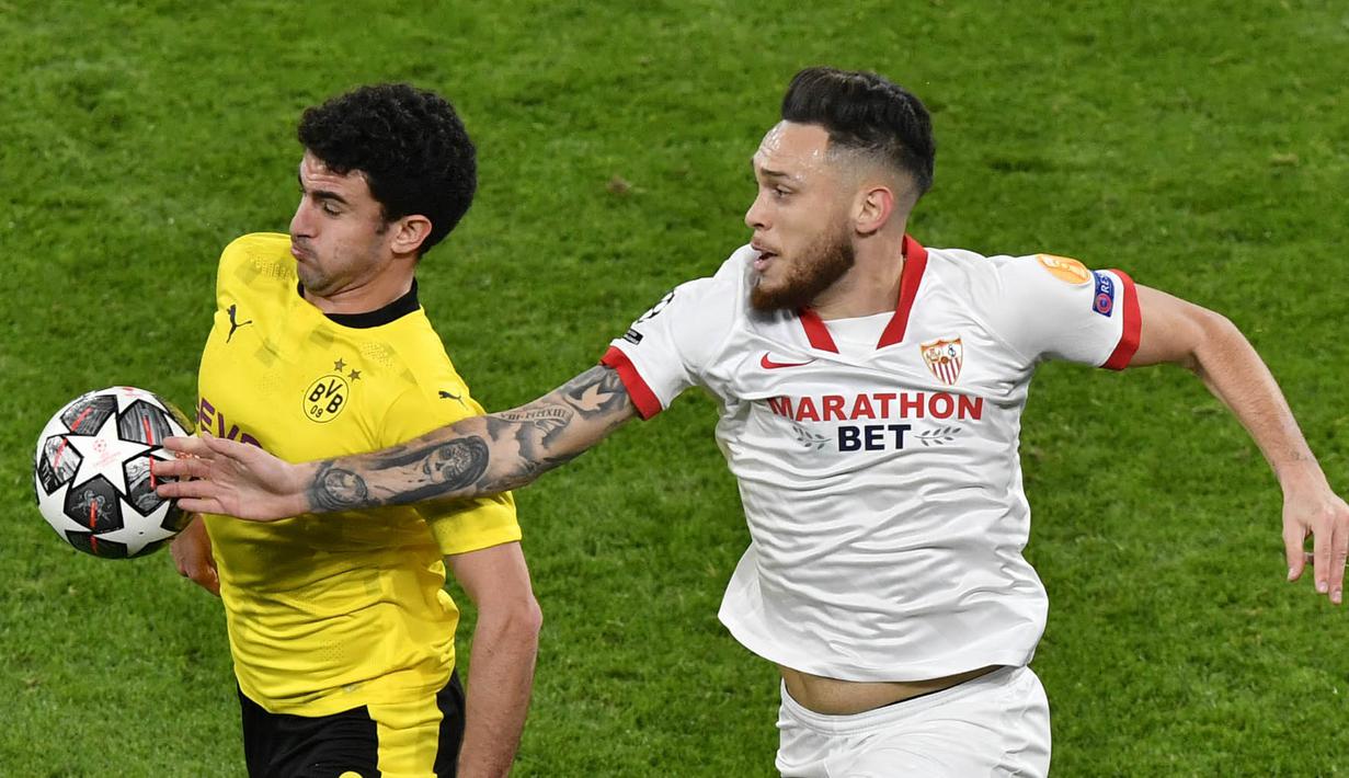 Pemain Borussia Dortmund, Mateu Morey, berebut bola dengan pemain Sevilla, Lucas Ocampos, pada laga Liga Champions di Stadion Signal Iduna Park, Rabu (10/3/2021). Kedua tim bermain imbang 2-2. (AP Photo/Martin Meissner, Pool)