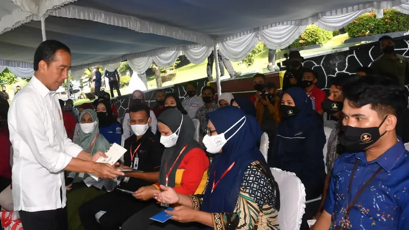 Presiden Joko Widodo (Jokowi) meninjau penyaluran Bantuan Subsidi Upah (BSU) Tahun 2022 oleh di Balai Pelatihan Vokasi dan Produktivitas (BPVP) Kota Ternate, Maluku Utara, Rabu (28/9/2022). (Dok Kemnaker)