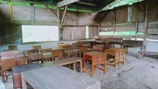 Tampak dalam bangunan SDK Lait/Sile di Desa Gunung Baru, Kecamatan Kota Komba Utara, Kabupaten Manggarai Timur (Matim), NTT, yang sudah rusak dan masih digunakan siswa.(Foto Istimewah)