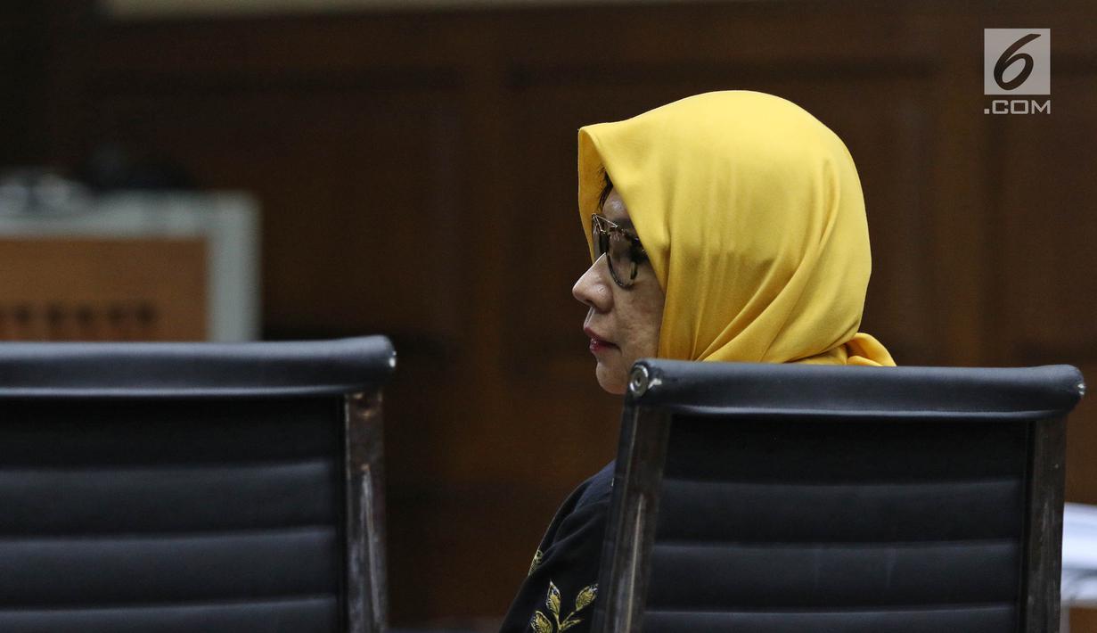 Mantan Dirut Pertamina Karen Agustiawan saat menjalani sidang vonis di Pengadilan Tipikor, Jakarta, Senin (10/6/2019). Dari fakta persidangan, majelis hakim menilai Karen tidak melakukan tata tertib aturan perusahaan dalam mengambil keputusan seperti investasi. (Liputan6.com/Herman Zakharia)