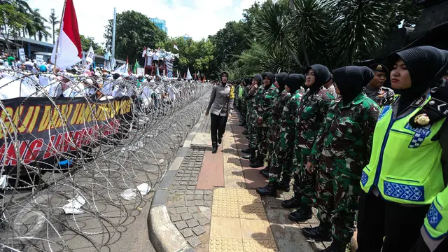 20170123-Polwan dan Kowad Berhijab Kembali Amankan Demo FPI-Jakarta