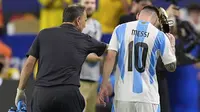 Kapten Timnas Argentina, Lionel Messi berjalan ke luar lapangan usai mengalami cedera saat menghadapi Timnas Kolombia pada laga final Copa America 2024 di Hard Rock Stadium, Florida, Amerika Serikat, Minggu (14/7/2024). (AP Photo/Rebecca Blackwell)