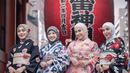 Liburan Natasha Rizky dan geng Ranayu ini bukan hanya sekadar menikmati indahnya negeri Sakura, tetapi juga mencoba pengalaman budaya lokal. Dalam salah satu foto, mereka tampak berpose di depan lampion raksasa khas kuil Jepang dengan kimono bermotif bunga yang anggun. (Liputan6.com/IG/@ninazatulini22)