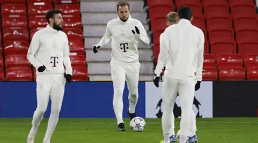 Penyerang Bayern Munchen Harry Kane menghadiri sesi latihan menjelang lanjutan Liga Champion Grup A, di Old Trafford, Manchester, Senin (11/12/2023). (Richard Sellers/PA via AP)