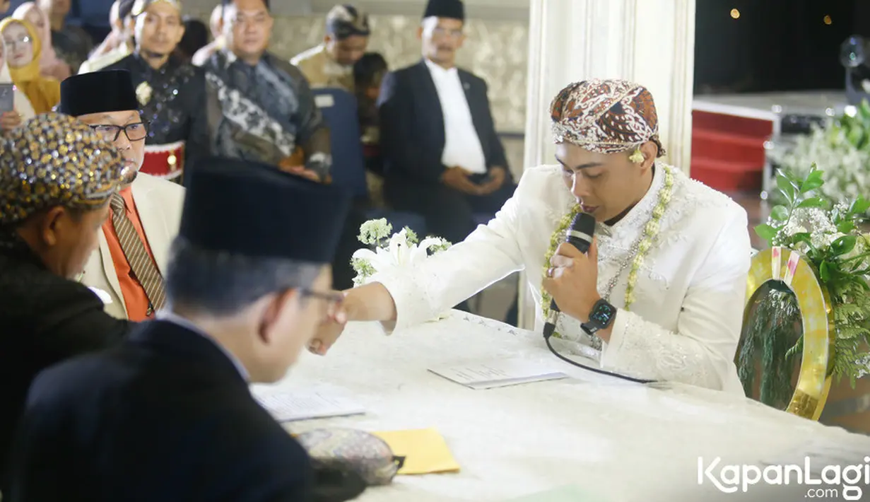 Acara akad nikah berjalan lancar dan khidmat dimulai sejak pukul 08.00 WIB. Indra sukses dan lacar mengucap ijab kabulnya hanya sekali tarikan napas. Indra memberikan mas kawin berupa 10 gram emas serta uang tunai Rp1.232.023. [Foto; KapanLagi.com/Bayu Herdianto]