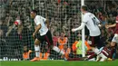 Pemain MU, Anthony Martial, merayakan gol yang dicetaknya ke gawang West Ham dalam laga Premier League di Boleyn Ground, Rabu (11/5/2016) dini hari WIB. (Reuters/Eddie Keogh)