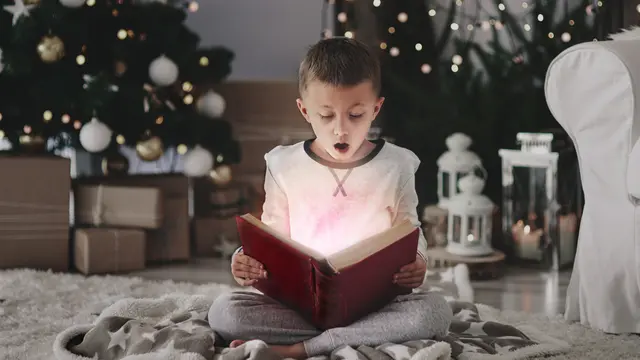 Ilustrasi anak membaca buku saat perayaan natal/freepik.com/gpointstudio