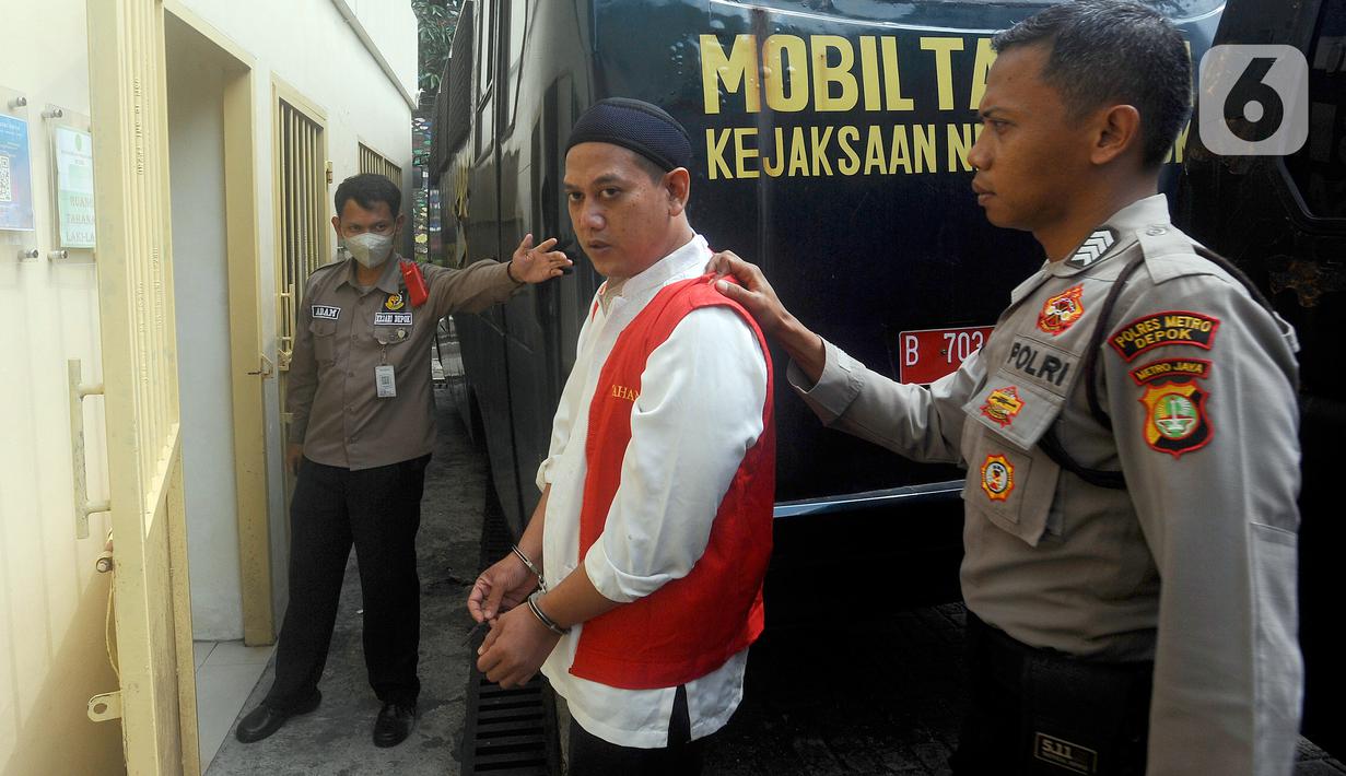 Rizky datang menggunakan kemeja warna putih dibalut rompi tahanan warna orange dan peci warna hitam. Rizky nampak tenang meski dia tidak didampingi keluarga saat sidang. (merdeka.com/Arie Basuki)