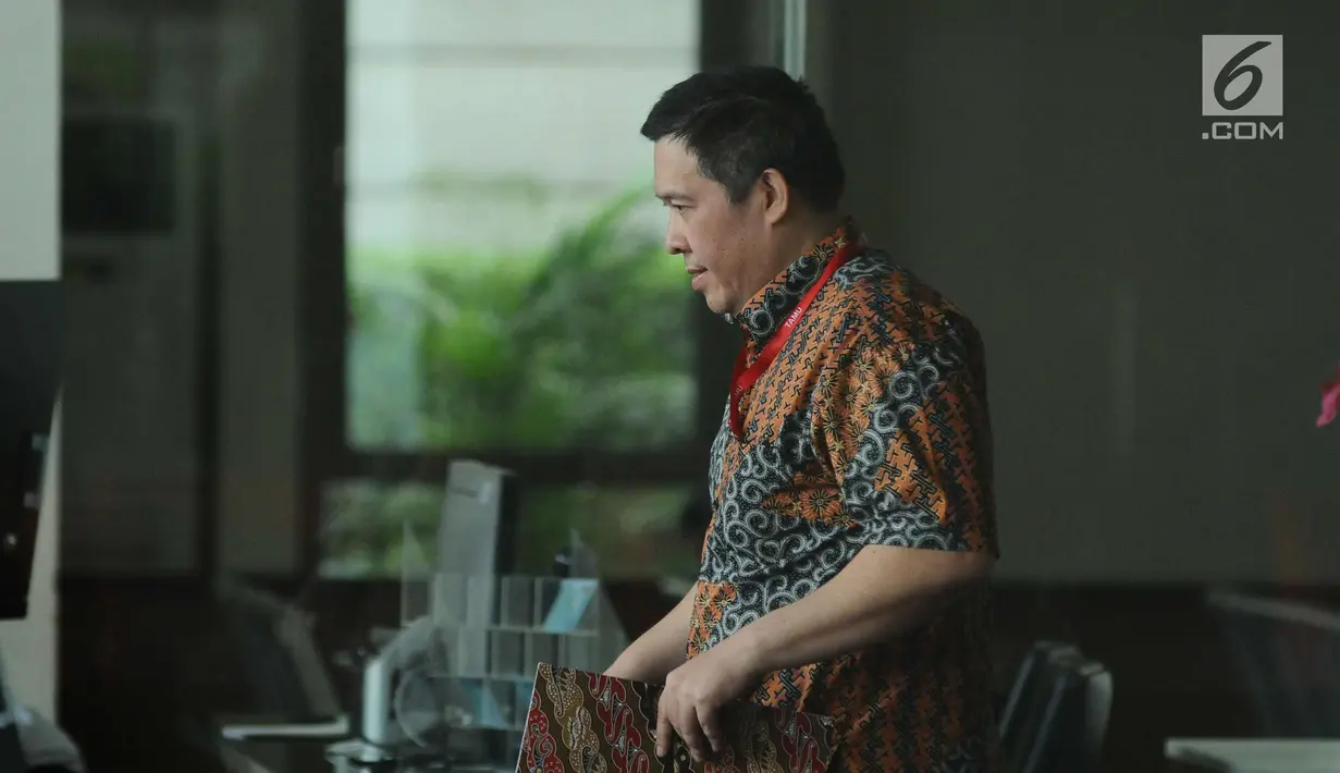 Direktur PT Gajah Tunggal Jusup Agus Sayono usai menjalani pemeriksaan KPK, Jakarta, Senin (6/11). Jusup diperiksa sebagai saksi dugaan korupsi pemberian SKL kepada pemegang saham pengendali BDNI tahun 2004. (Liputan6.com/Helmi Fithriansyah)